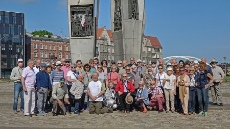 Tout le groupe au pied du mémorial de Solidarnosc
