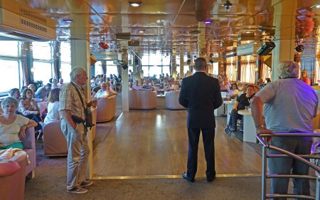 Présentation de l'équipage dans le grand salon