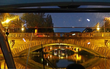 La nuit tombe. Alignement des ponts éclairés