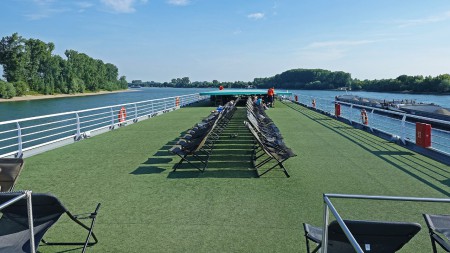 Le pont supérieur ou "pont soleil", vu de l'arrière. Les transats sont vides le matin. Vers l'avant, installation d'un taud qui permettra d'être à l'ombre.