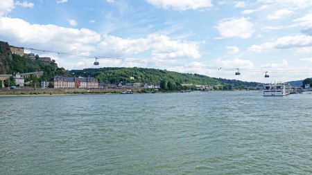 Le Rhin côté sillage. Des télécabines pour passer d'une rive à l'autre