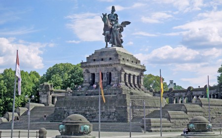 On double le " Coin allemand" occupé par la statue équestre de l'empereur Guillaume 1er