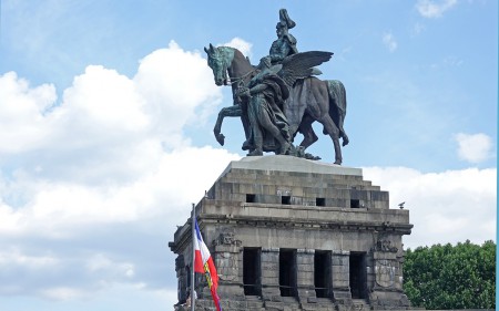 La statue vue de côté. On est entré dans le lit de la Moselle.