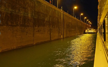 Nous sommes en compagnie d'un autre bateau. Au fond, la porte amont fermée.
