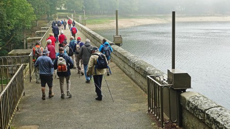 On finit la boucle en passant sur le barrage : le lac est une réserve d'eau pour le canal du midi.