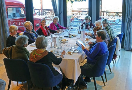 Dans le salon, la table des filles !