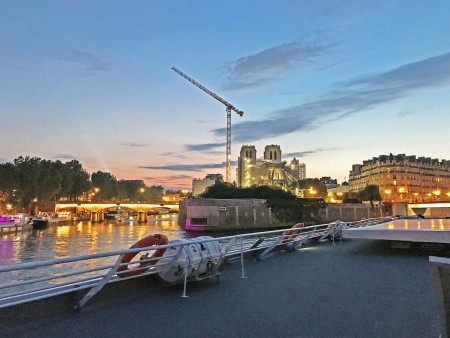 Depuis le "pont soleil", c'est parti pour une découverte de Paris by night jusqu'au bout de la nuit. Saluons Notre-Dame au passage !