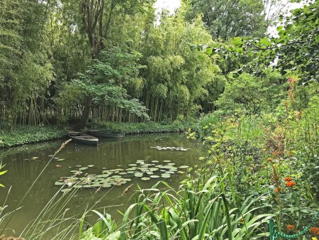 Le jardin prête à la méditation.