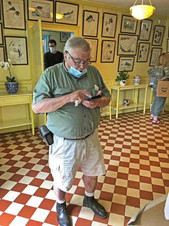 Chez Claude Monet, Pap's semble perdu dans son smartphone !