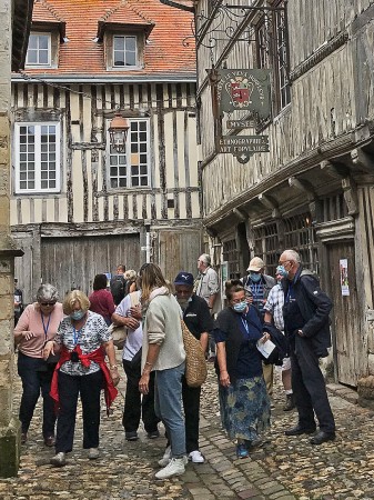 Nous rejoignons Honfleur pour une visite guidées de ses ruelles cabossée et sinueuses. 