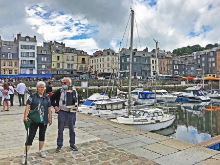 Encore un tour par le port et ses maisons hautes à double entrée.
