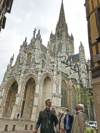 Voici notre gude. Il nous transporte au Moyen-Age devant le porche de l'église Saint Maclou. 