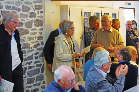 Tésis remet à Madeleine et Kak's une récompense pour l'organisation de cette zapatte à Erquy : deux couverts au restaurant Fantin Latour. Une référence à Grenoble dans le milieu gastronomique.