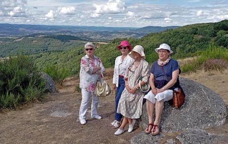 Petite pause des dames au lieu-dit "Les Rochers du Carnaval"...  Une belle rencontre