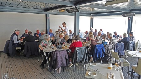 La salle du restaurant, avec, comme d'habitude, une table pour les dames, et une autre pour les garçons.