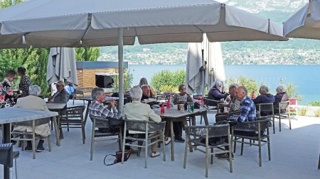 Nous nous retrouvons tous sur la grande terrasse.